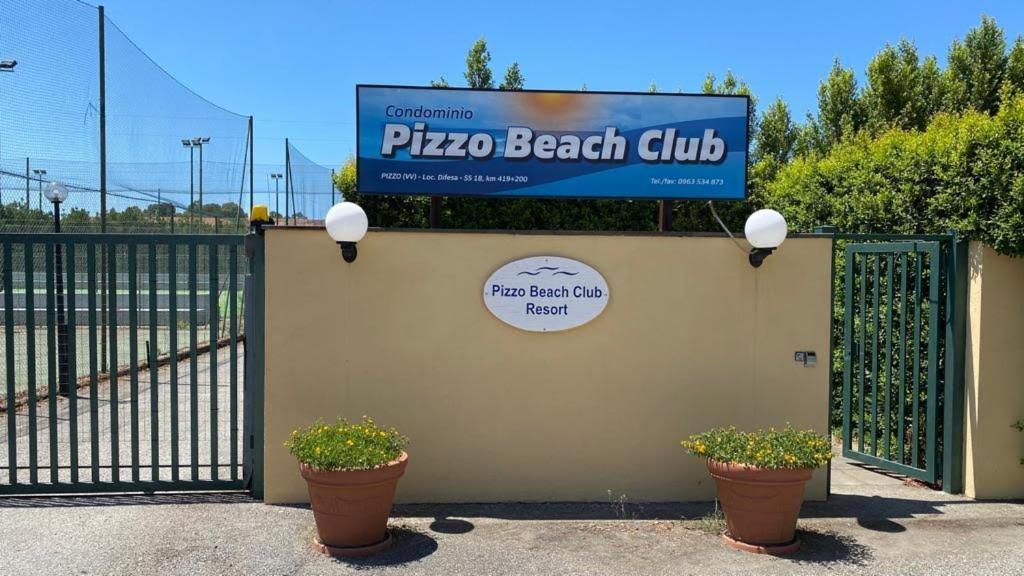 Pizzo Beach Club. One Bedroom Apt 13G Екстер'єр фото